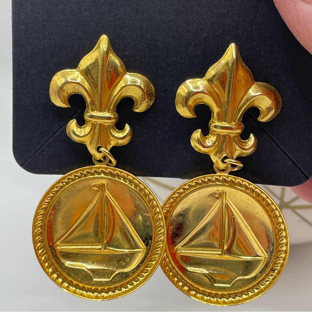 Vintage Gold Tone Fleur-de-Lis Nautical Sailboat Dangle Earrings NOS Deadstock - Picture 3 of 6